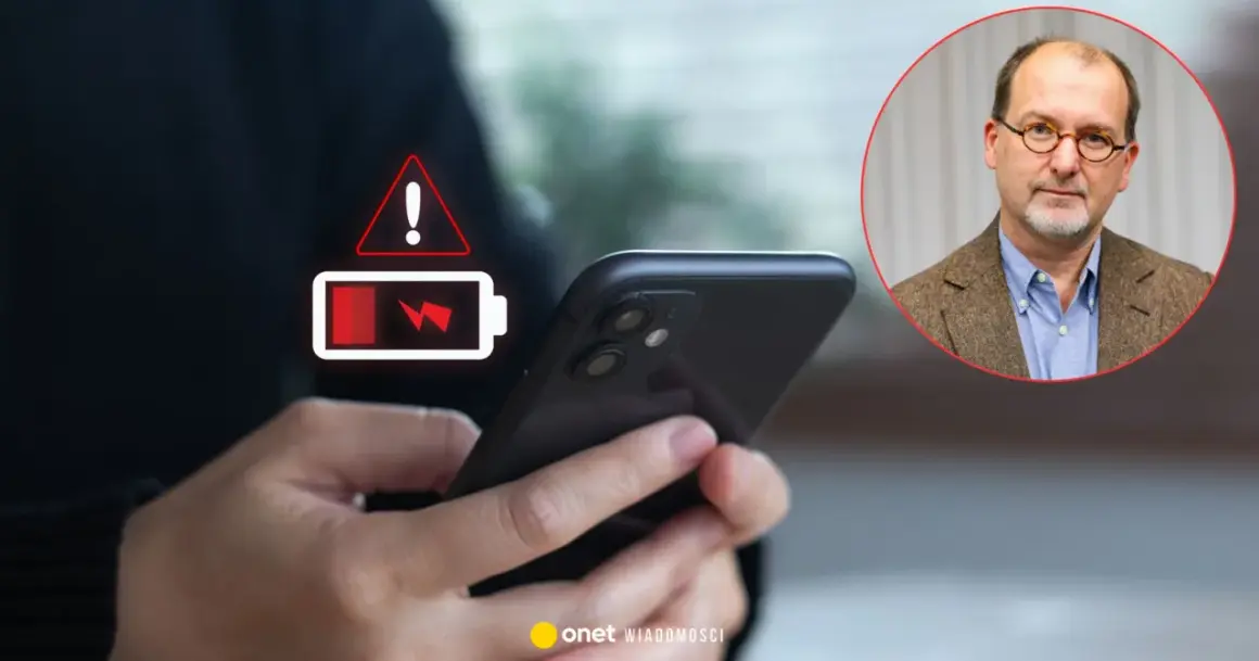 Niski poziom baterii w telefonie symbolizuje kryzys w firmie. Obok portret mężczyzny w okularach.